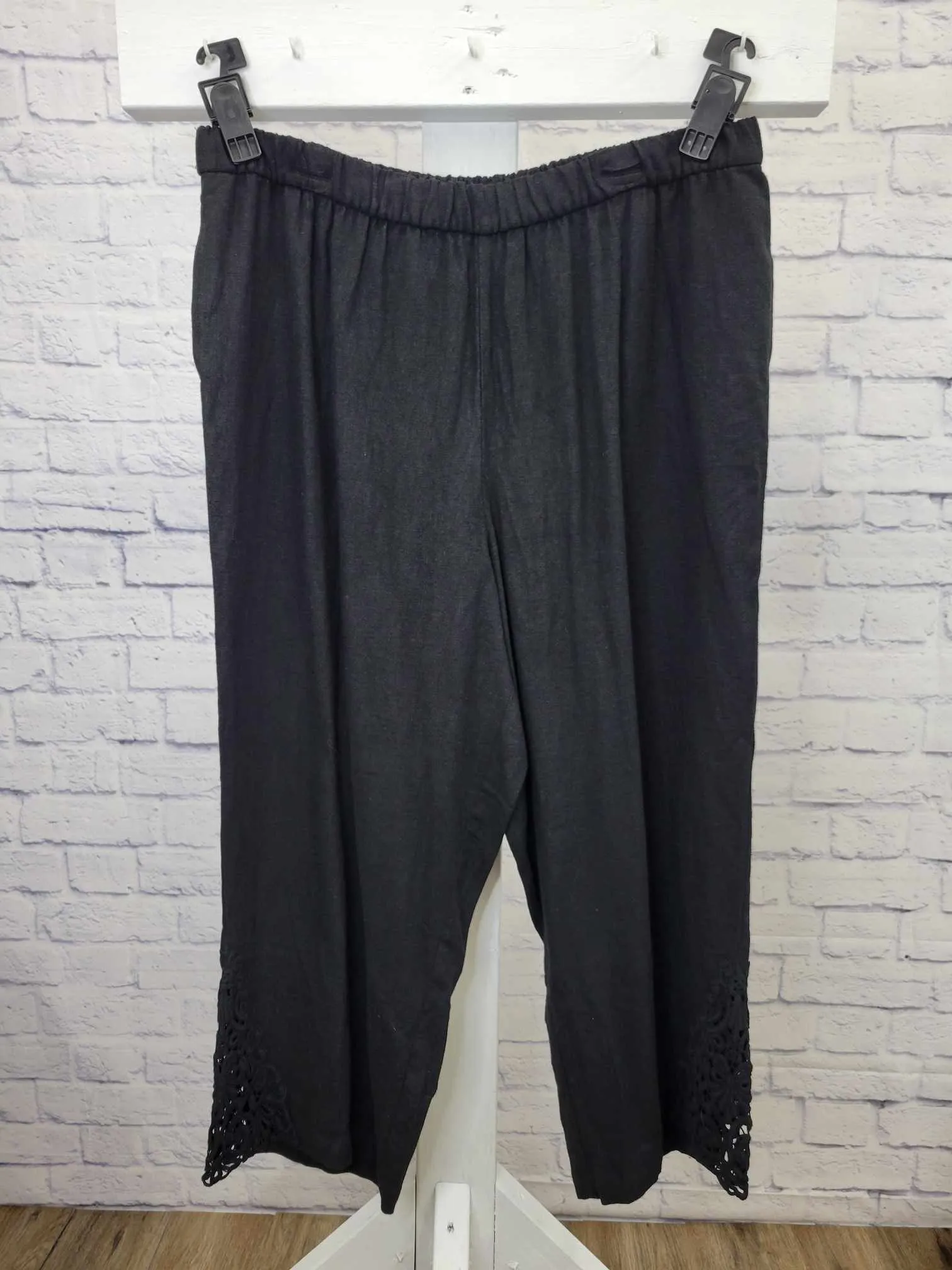 1X BLACK A508747 Susan Graver Pure Regular Linen Blend Crop Pants w/Lace Inset