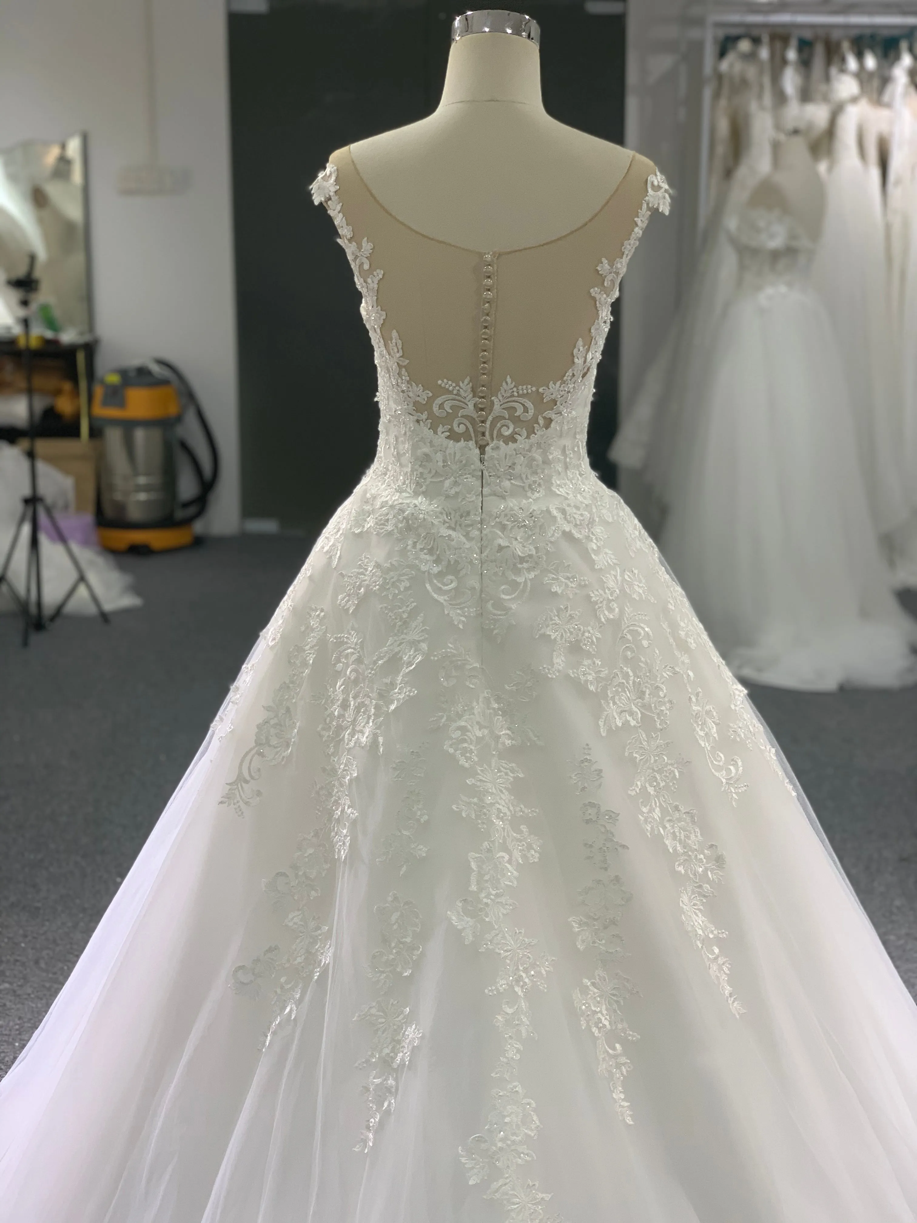 BYG sleeveless skin tulle color wedding dress