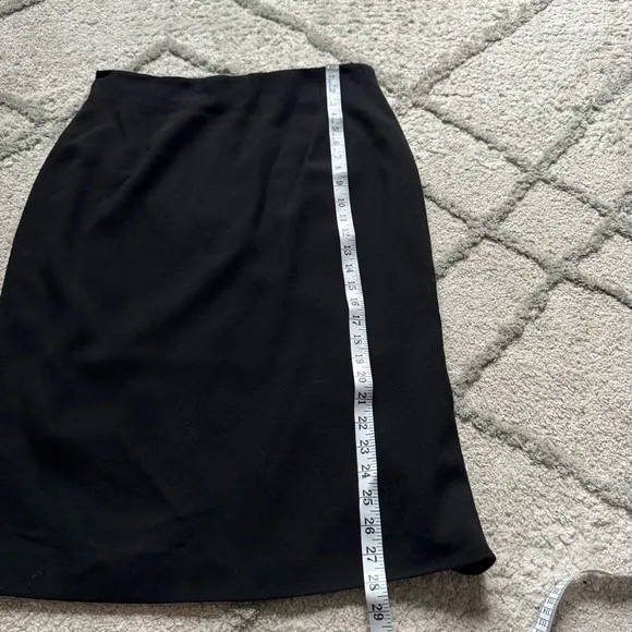 Escada black wool knee length pencil skirt pleated 40 / medium