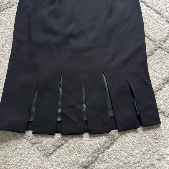 Escada black wool knee length pencil skirt pleated 40 / medium