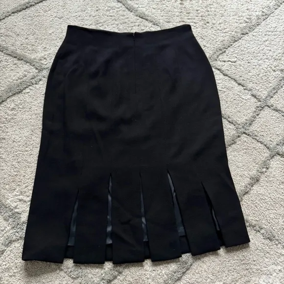 Escada black wool knee length pencil skirt pleated 40 / medium