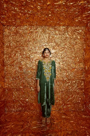 Green Velvet Hand-Emboriederd Kurta with Stright Leg Pants