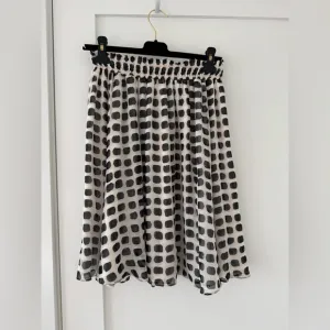 Kate Spade pink black and white knee length silk skirt.
