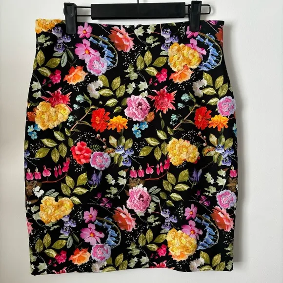 Nicole Miller Artelier Black Fitted Skirt w/ Bright Floral Pattered &amp; Embroidery