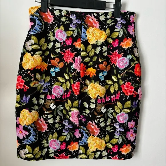 Nicole Miller Artelier Black Fitted Skirt w/ Bright Floral Pattered &amp; Embroidery