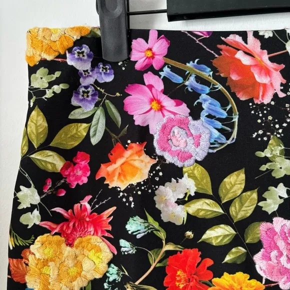 Nicole Miller Artelier Black Fitted Skirt w/ Bright Floral Pattered &amp; Embroidery