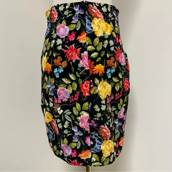 Nicole Miller Artelier Black Fitted Skirt w/ Bright Floral Pattered &amp; Embroidery