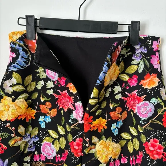 Nicole Miller Artelier Black Fitted Skirt w/ Bright Floral Pattered &amp; Embroidery
