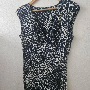 NWOT LAUREN Ralph Lauren Animal/Abstract Print Flattering V-neck Wrap-style Shea