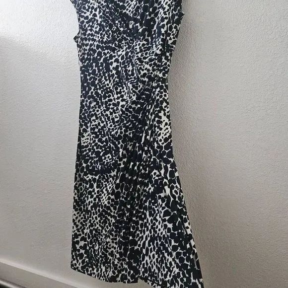 NWOT LAUREN Ralph Lauren Animal/Abstract Print Flattering V-neck Wrap-style Shea