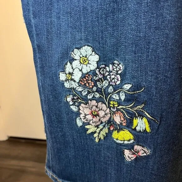 NWT Buffalo David Bitton Floral Embroidered Jean High Rise Skirt, Size 30