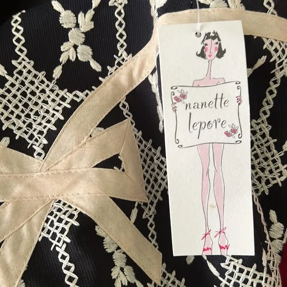 NWT Nanette Lepore Black Cream Embroidered Bow  Appliqué Detail Pencil Skirt - 2