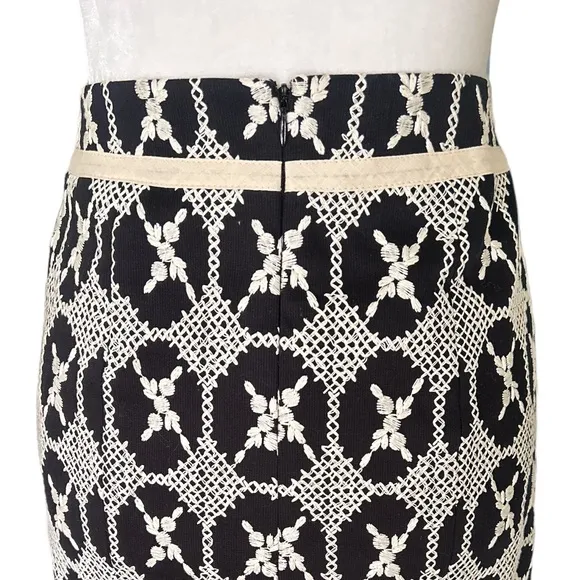 NWT Nanette Lepore Black Cream Embroidered Bow  Appliqué Detail Pencil Skirt - 2