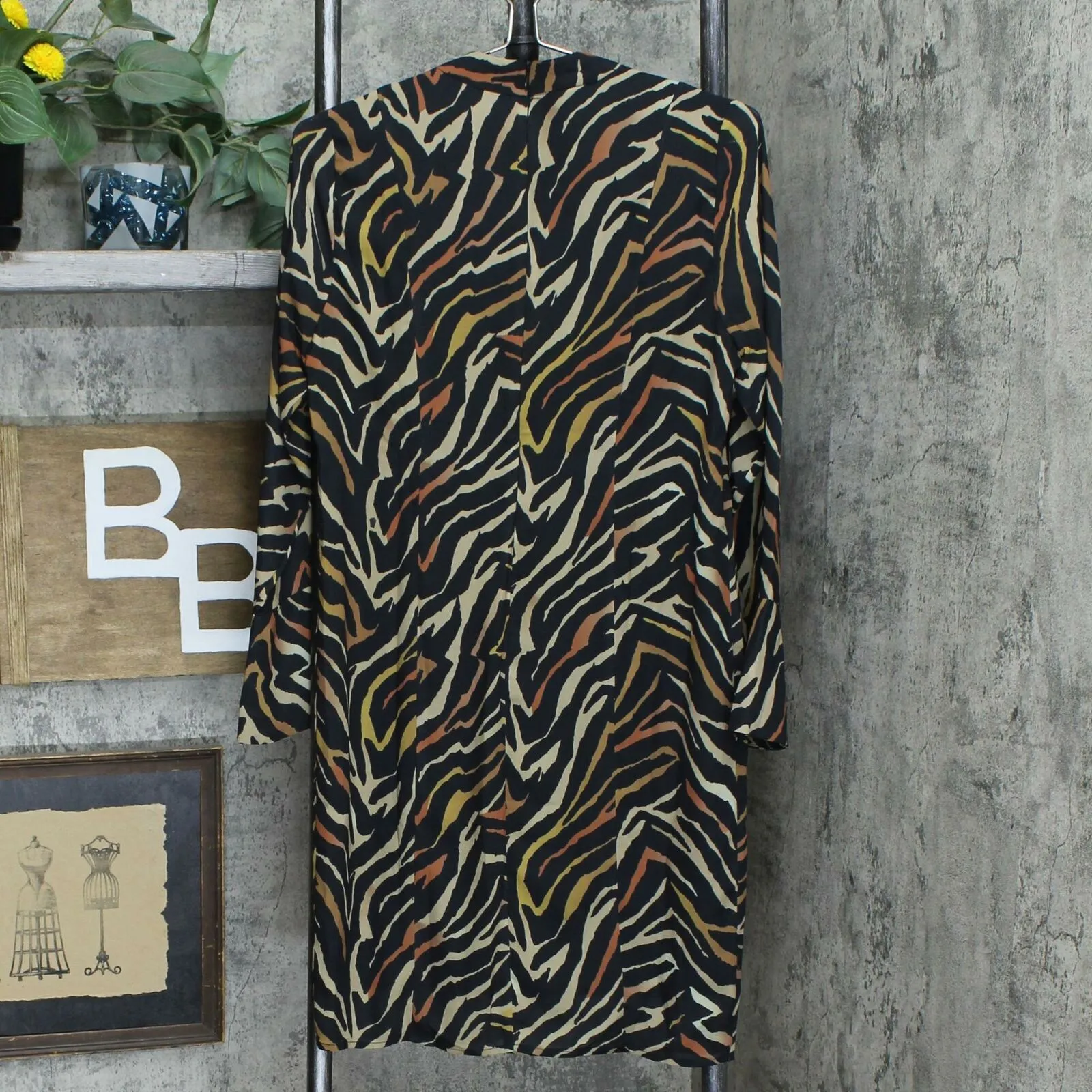 NWT Vanessa Williams Animal Print Keyhole Neckline Shealth Dress. 668090 Small
