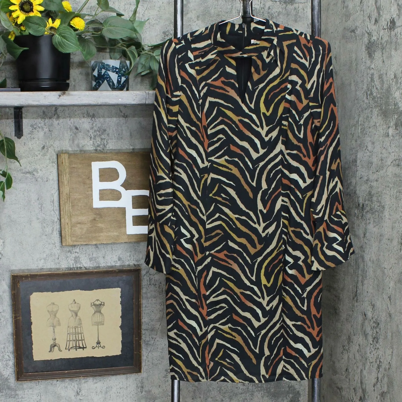 NWT Vanessa Williams Animal Print Keyhole Neckline Shealth Dress. 668090 Small
