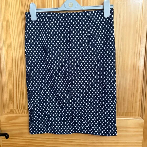 NWT…..ANN TAYLOR Medium Petite Checked Pull On Pencil Skirt