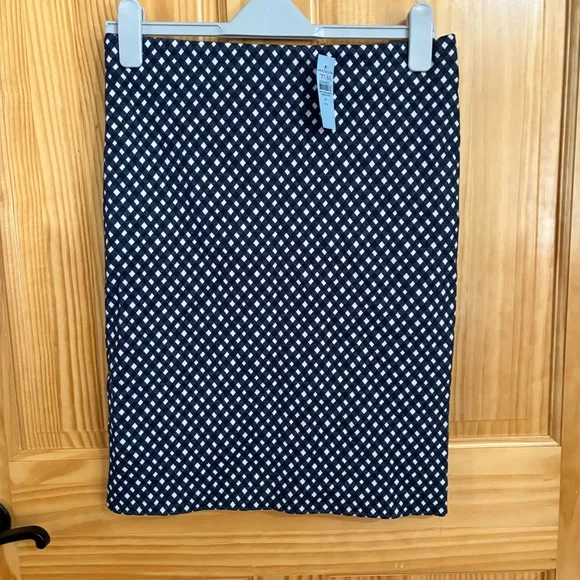 NWT…..ANN TAYLOR Medium Petite Checked Pull On Pencil Skirt