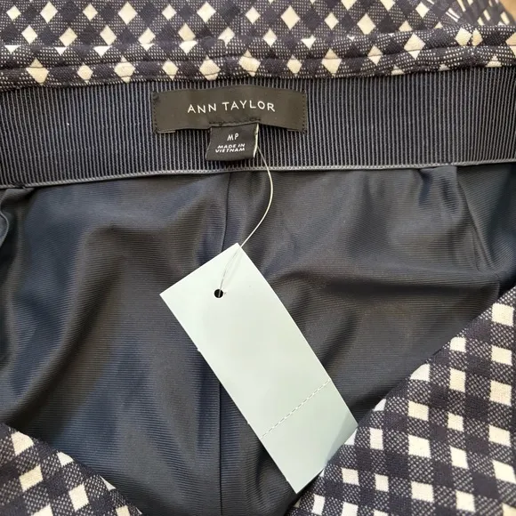 NWT…..ANN TAYLOR Medium Petite Checked Pull On Pencil Skirt