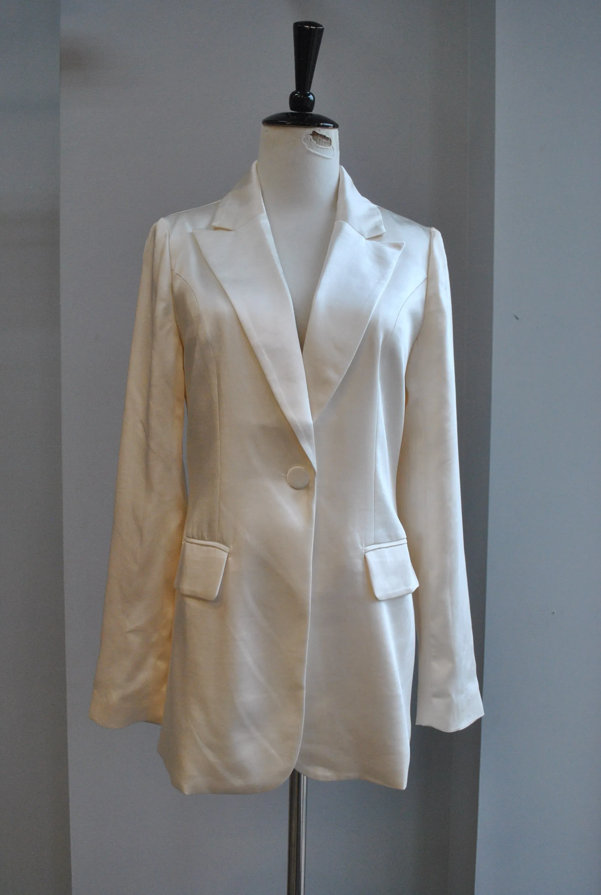 OFF WHITE SATIN BOYFRIEND STYLE BLAZER