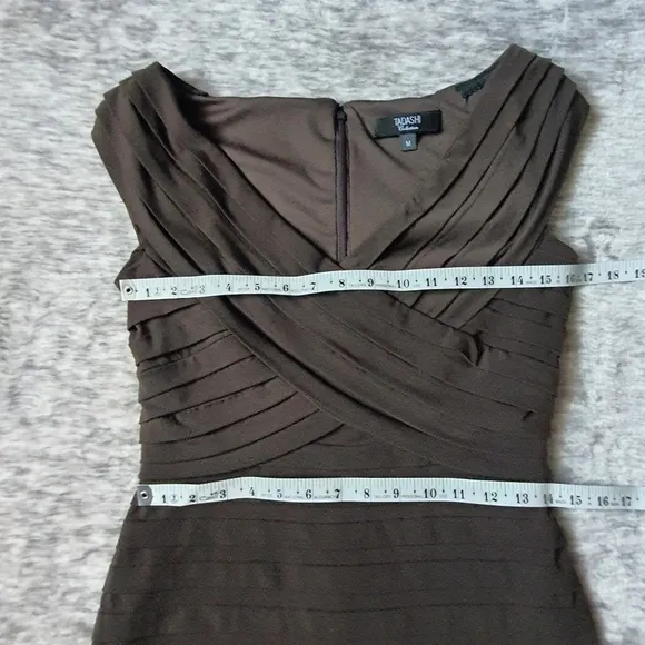 Tadashi Sleeveless Layered Sheath Dress Stretchy Medium Vneck Brown
