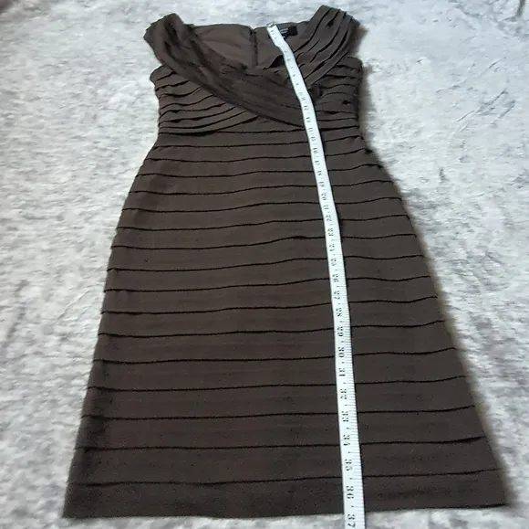 Tadashi Sleeveless Layered Sheath Dress Stretchy Medium Vneck Brown