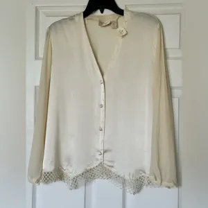 Vintage Victoria’s Secret Chemise Blouse Womens M Gold Label Button Up Cream